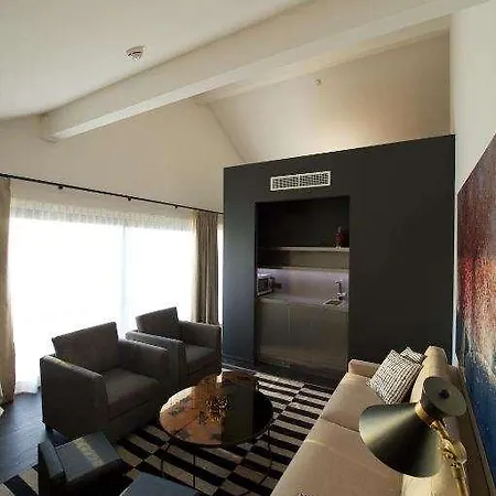 Ξενοδοχείο Off *